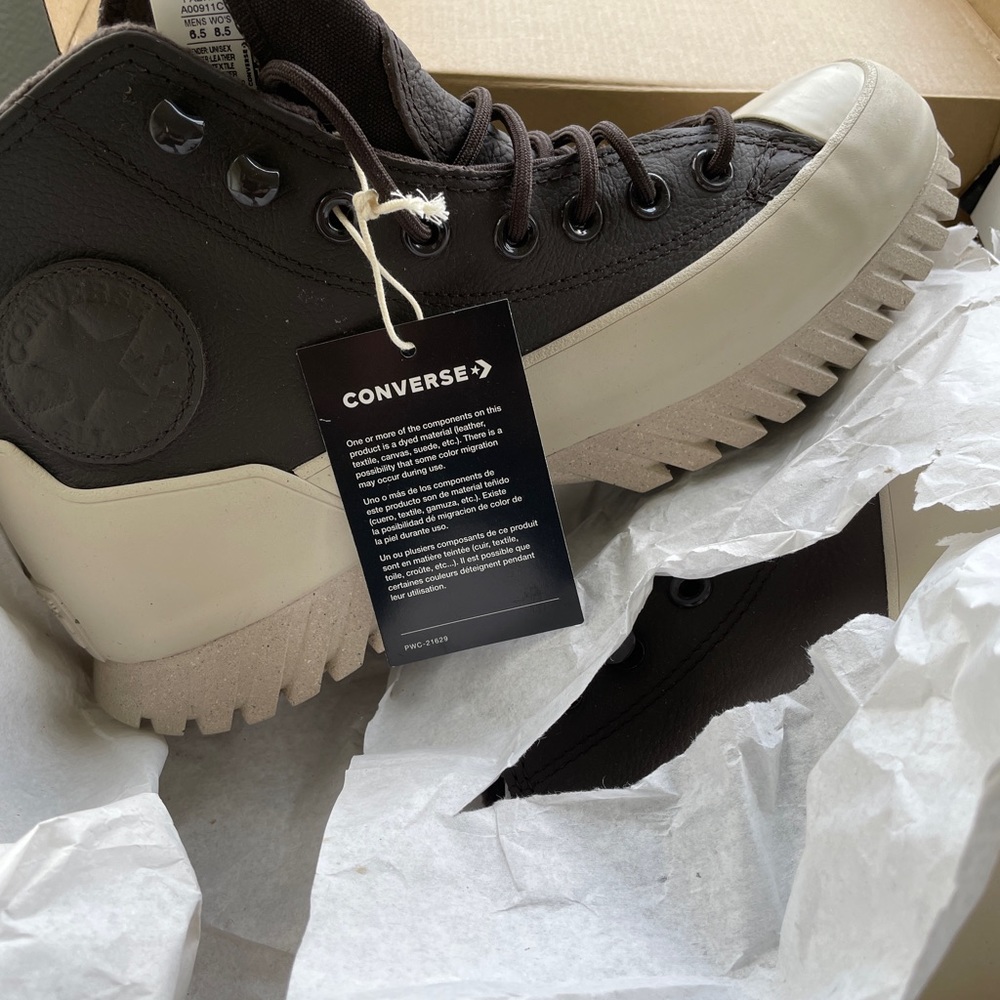 Converse Sneakers 8.5 NEW